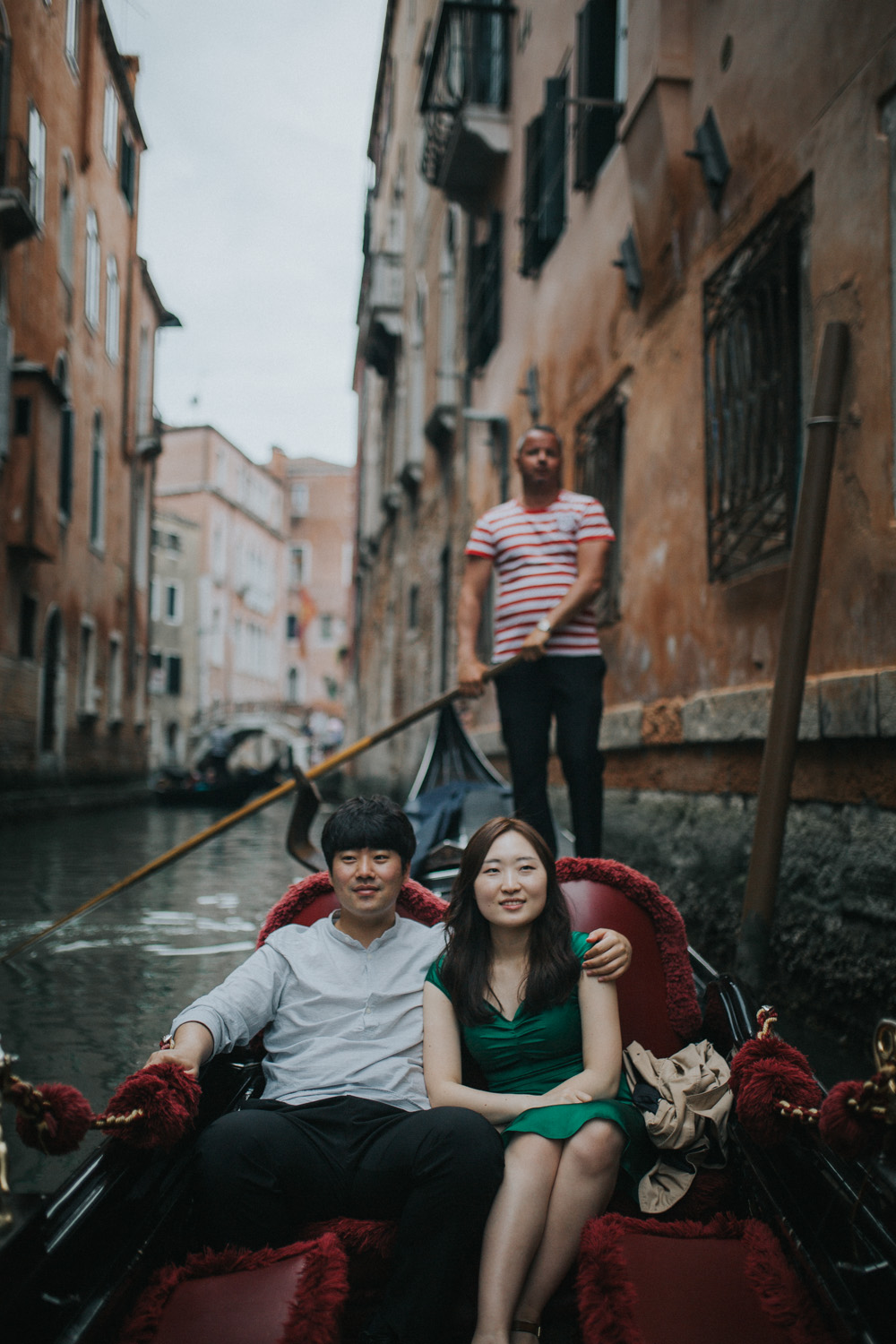 honeymoon in Venice photographer gondola